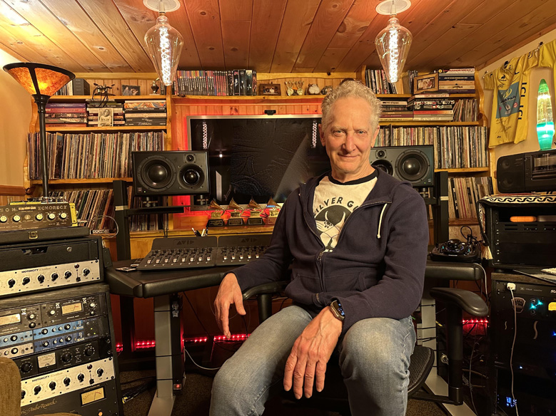 Michel Brauer en su estudio personal rodeado de vinilos, sintetizadores y dispositivos de grabación