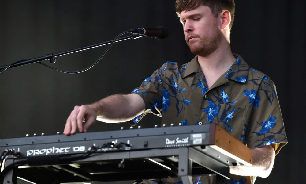 James Blake tocando en directo, haciendo uso de su sintetizador para su actuación en vivo